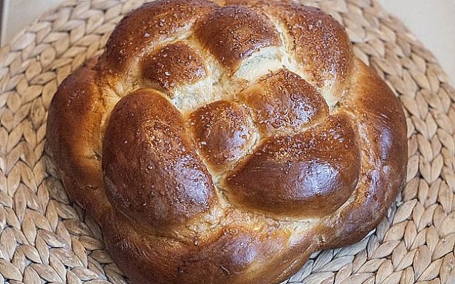 https://commons.wikimedia.org/wiki/File:Round_challah.jpg