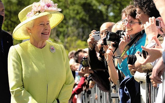 https://upload.wikimedia.org/wikipedia/commons/a/a7/Queen_at_NASA.jpg