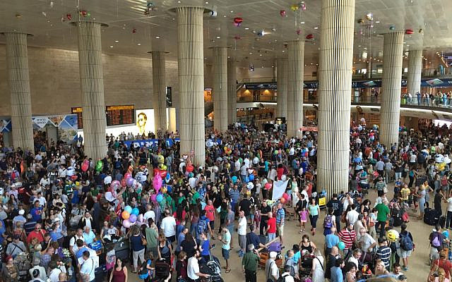 Immigrants arriving to Israel, photo credit Oren Rosenfeld https://www.holylandproductions.tv/