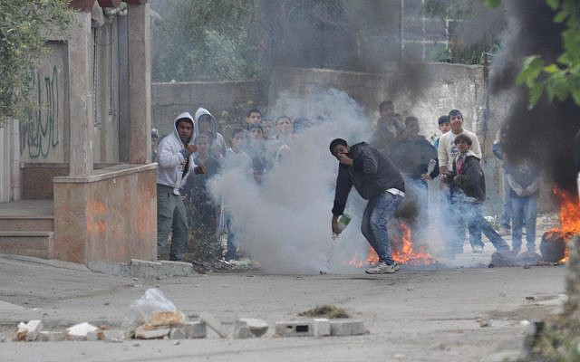 https://commons.wikimedia.org/wiki/File:Flickr_-_Israel_Defense_Forces_-_Palestinian_Rioters_in_El-Arrub.jpg