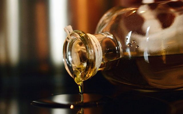 https://pixnio.com/food-and-drink/oil-glass-bottle-food-sunflower