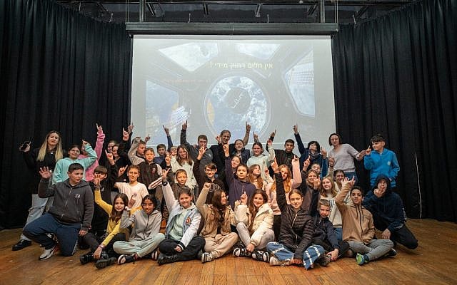Eytan Stibbe with school kids from Migdal Ha'emek (image by Doron Zalman)