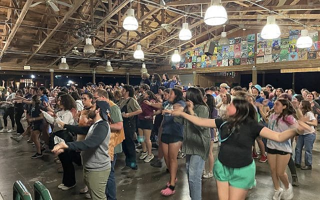 Returning camp staff from 60+ overnight camps singing Mah Rabu at Foundation for Jewish Camp's 21st annual Cornerstone Fellowship Seminar. (used with permission)