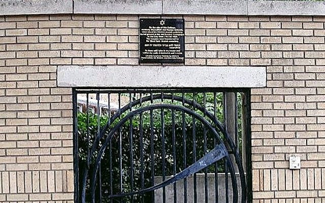 Hoxton Jewish Cemetery Marker in situ - Courtesy of Jerry Klinger