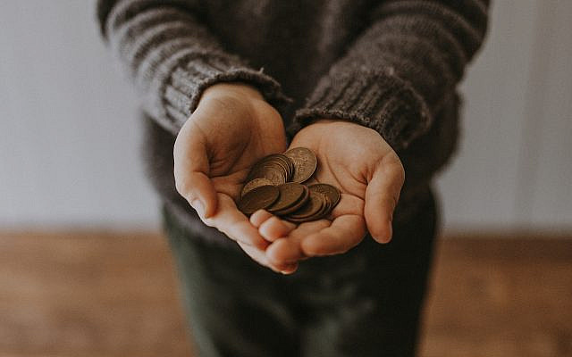 Giving. (Unsplash)
