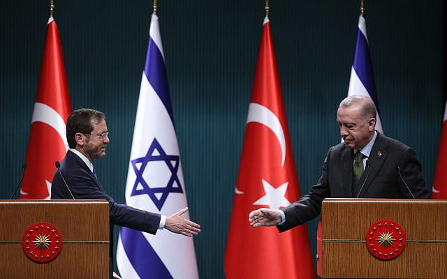 Israeli President Isaac Herzog, at left, and Turkish President Recep Tayyip Erdogan hold a press conference in Ankara on March 9, 2022 / YAVUZ OZDEN/GETTY IMAGES
