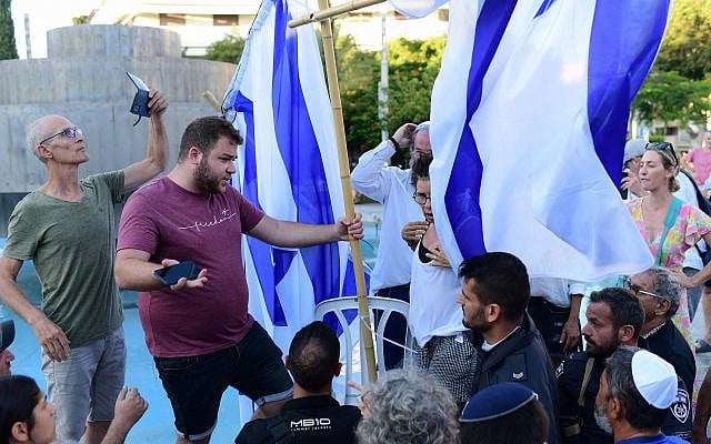 The orthodox Jewish group Rosh Yehudi sets up a gender divider, amidst protests, during a public prayer on Dizengoff Square for Yom Kippur. September 24, 2023. (Tomer Neuberg/Flash 90) The orthodox Jewish group Rosh Yehudi sets up a gender divider, amidst protests, during a public prayer on Dizengoff Square for Yom Kippur. September 24, 2023. (Tomer Neuberg/Flash 90)