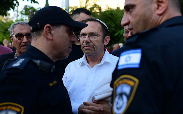 Israel Zeira, head of Rosh Yehudi, an Orthodox group, speaks with police officers as the group sets up a gender divider, amid protests, during a Yom Kippur public prayer event in Dizengoff Square, September 24, 2023 (Tomer Neuberg/Flash 90) Israel Zeira, head of Rosh Yehudi, an Orthodox group, speaks with police officers as the group sets up a gender divider, amid protests, during a Yom Kippur public prayer event in Dizengoff Square, September 24, 2023 (Tomer Neuberg/Flash 90)