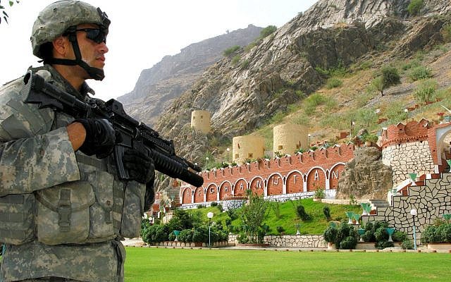 https://en.wikipedia.org/wiki/Durand_Line#/media/File:Torkham_gate,_Afghan,_Pakistan_border.jpg
Creative commons. Wikipedia https://en.wikipedia.org/wiki/Durand_Line#/media/File:Torkham_gate,_Afghan,_Pakistan_border.jpg
Creative commons. Wikipedia