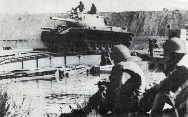An Israeli tank crossing the Suez Canal during the Yom Kippur War. (Public Domain)