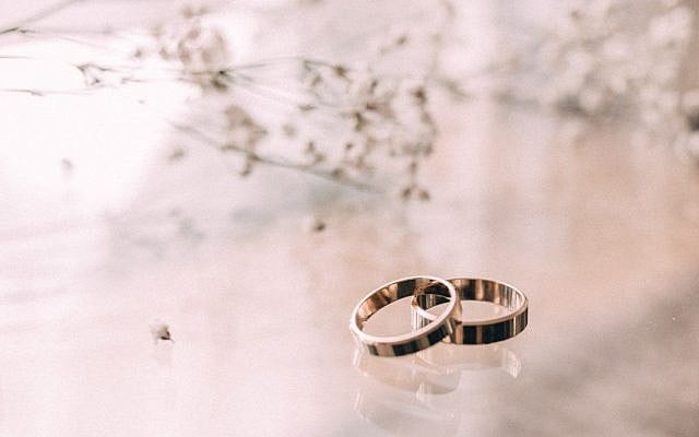 Wedding rings. (Pexels)
