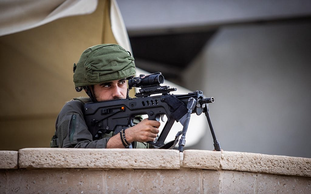 An Israeli soldier on patrol in the southern city of Sderot, October 11, 2023. (Oren Ben Hakoon/Flash90)