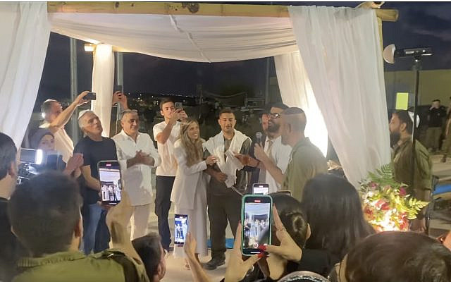 Hanan Ben Ari performs at soldier's wedding at an army base (Facebook)