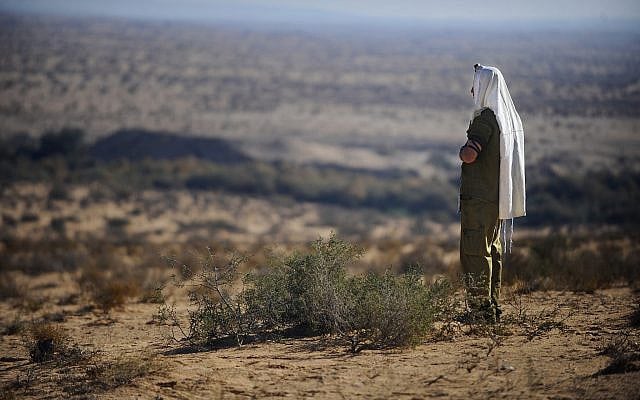 A soldier prays. (via Facebook, used in accordance with Clause 27a of the Copyright Law)