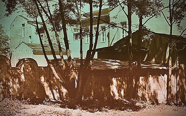 Inna Rogatchi (C). Krakow Ghetto. Holocaust Album. 2012.