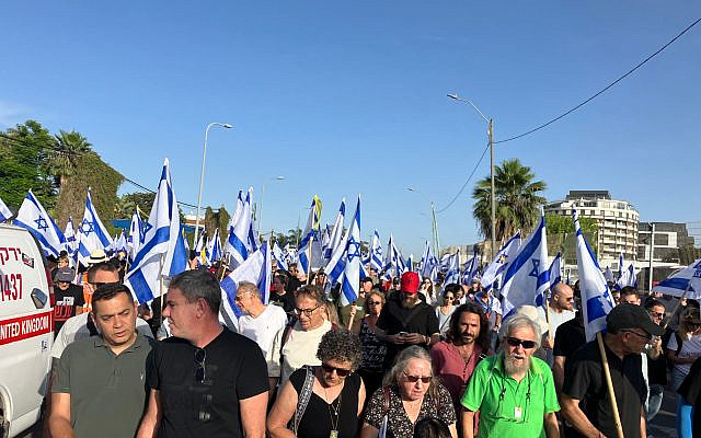 Walking toward Kiryat Shaul cemetery, the funeral of Hanan Yablomka. My photo