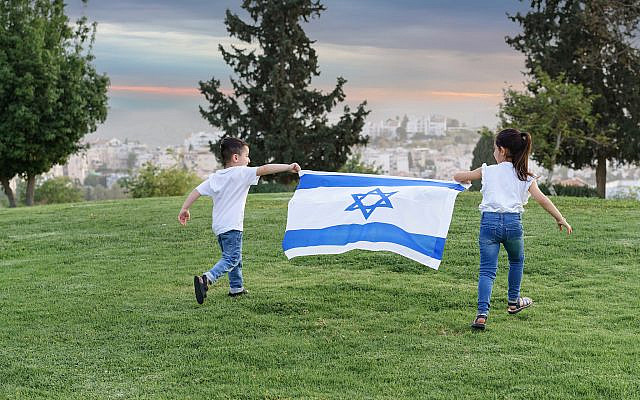 Happy children holding Israel flag and running (Photo: iStock Getty Image by Inna Reznik)