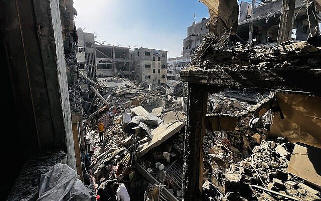 Palestinians search through the rubble of a building after an Israei strike in Beit Lahiya, in the northern Gaza Strip, October 29, 2024. (AFP) Palestinians search through the rubble of a building after an Israei strike in Beit Lahiya, in the northern Gaza Strip, October 29, 2024. (AFP)
