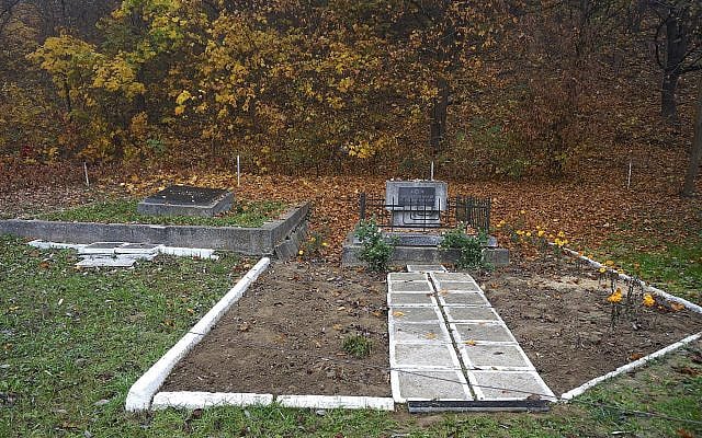 Jewish and Soviet memorials to Jewish Holocaust victims at the north mass grave site in Rohatyn in western Ukraine (Taricha Rivularis via Wikimedia)