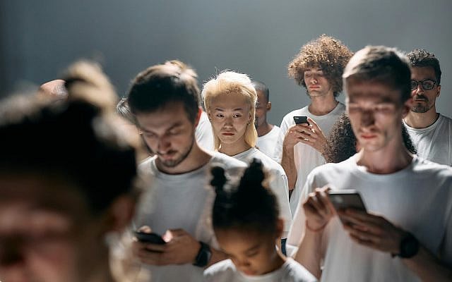 Addicted to smartphones. Photo by cottonbro studio (Pexels)