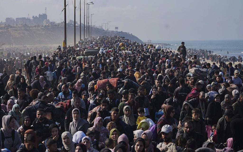 Displaced Palestinians return to their homes in the northern Gaza Strip, following Israel's decision to allow thousands of them to go back for the first time since the early weeks of the 15-month war with Hamas, January 27, 2025. (AP Photo/ Abdel Kareem Hana)
