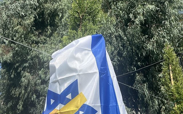 The Israeli flag with the yellow ribbon