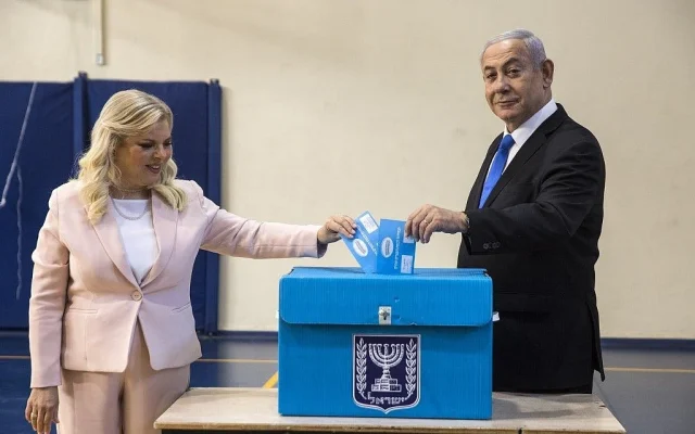 Prime Minister Benjamin Netanyahu and his wife Sara casts their votes at a voting station in Jerusalem on September 17, 2019. (Heidi Levine/AFP) Prime Minister Benjamin Netanyahu and his wife Sara casts their votes at a voting station in Jerusalem on September 17, 2019. (Heidi Levine/AFP)