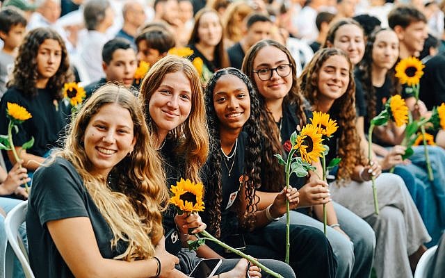 Young women in Kibbutz Re'im