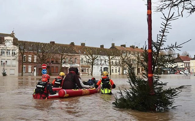Emergency services operate in a flooded street as the River Aa overflows in Arques, France, 03 January 2024. EFE/EPA/CHRISTOPHE PETIT TESSON Emergency services operate in a flooded street as the River Aa overflows in Arques, France, 03 January 2024. EFE/EPA/CHRISTOPHE PETIT TESSON