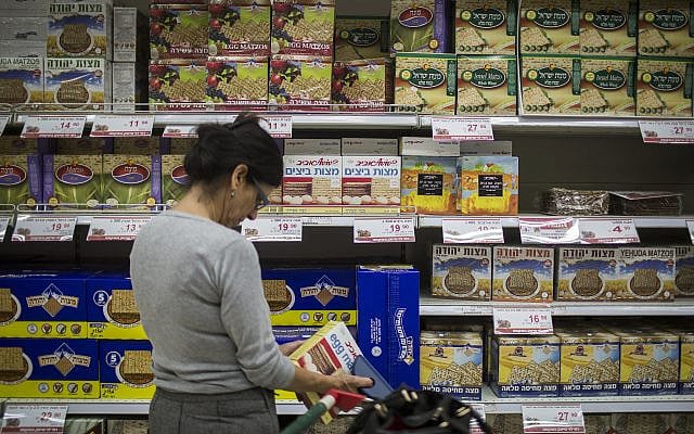 Illustrative: Israelis grocery shopping food for the Passover holiday at the Rami Levi supermarket in Talpiot, Jerusalem on April 20, 2016. (Hadas Parush/Flash90) Illustrative: Israelis grocery shopping food for the Passover holiday at the Rami Levi supermarket in Talpiot, Jerusalem on April 20, 2016. (Hadas Parush/Flash90)