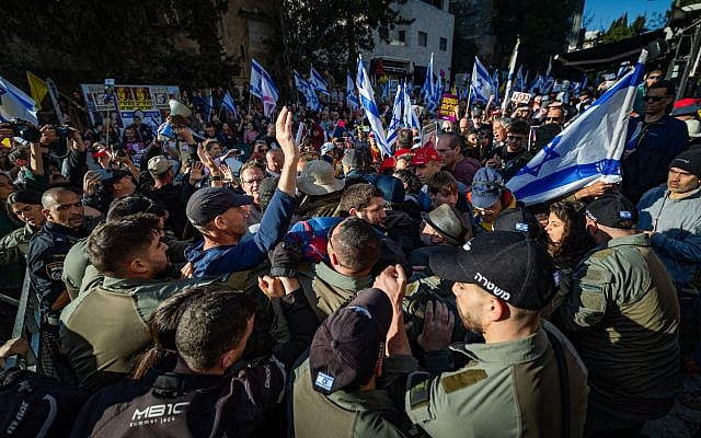 Israelis clash with police during a protest against Prime Minister Benjamin Netanyahu and his government, outside the Prime Minister’s Residence in Jerusalem, March 23, 2025. (Yonatan Sindel/ Flash90) Israelis clash with police during a protest against Prime Minister Benjamin Netanyahu and his government, outside the Prime Minister’s Residence in Jerusalem, March 23, 2025. (Yonatan Sindel/ Flash90)