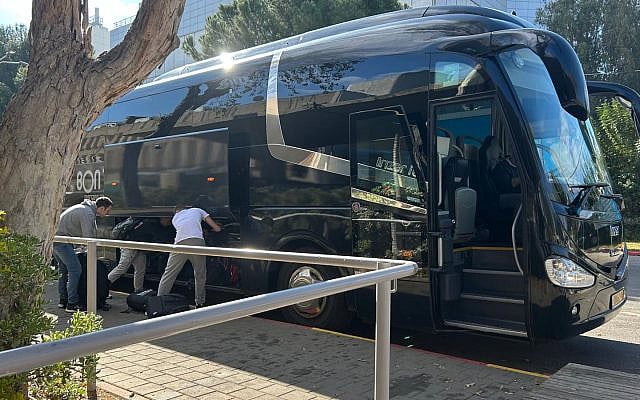 New recruits board a bus at the IDF enlistment center in Tel Hashomer. (Nicky Blackburn)