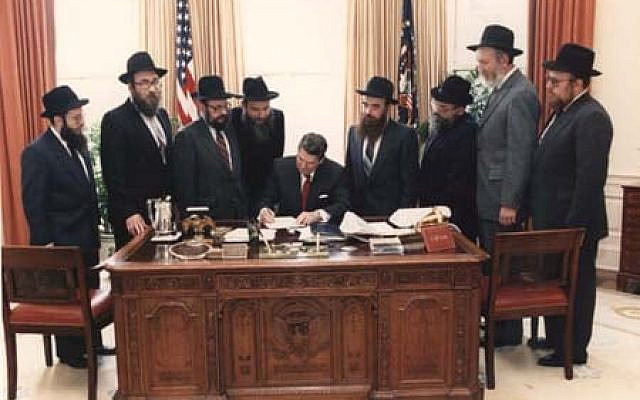 President Ronald Reagen signs the proclamation for Education and Sharing Day USA, honoring the Rebbe's birthday. President Ronald Reagen signs the proclamation for Education and Sharing Day USA, honoring the Rebbe's birthday.