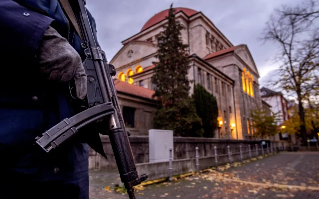A German police officer stands guard in front of a synagogue in Frankfurt, Germany, on November 8, 2023. (Michael Probst/AP)