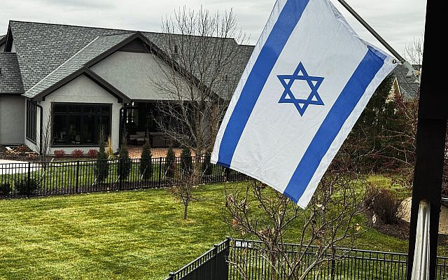 An Israeli flag hangs from a Jewish home in Kansas. (Samuel Stern)