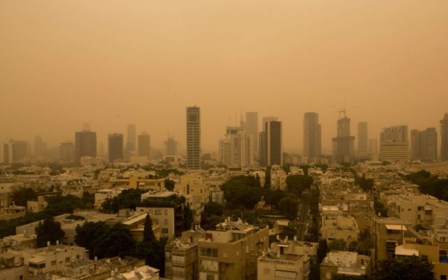 View of the Tel Aviv skyline in a dense sandstorm, September 08, 2015. (Miriam Alster/Flash90)