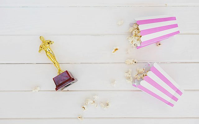Figurine and popcorn in arrangement from freepik.com - License: Free