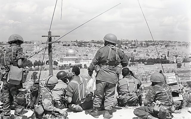 Photo Credits:
https://commons.wikimedia.org/wiki/File:IDF_Paratroopers_UNIT._IX.jpg
