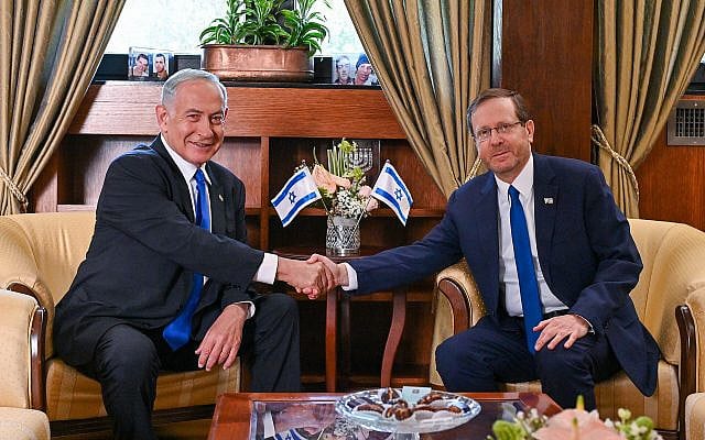 נשיא המדינה יצחק הרצוג מטיל על חבר הכנסת בנימין נתניהו את המנדט להקמת הממשלה
Photo by Kobi Gideon / GPO