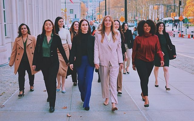 Cherwitz and Daedone walking into court with supporters (image courtesy)