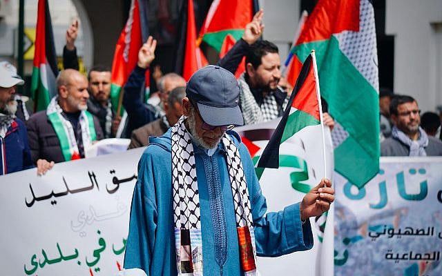 A protest in Rabat with Palestinian flags on display – one of many held on a weekly basis as a form of free expression. In contrast, Arab countries that claim to champion the Palestinian cause persecute, arrest, and block such demonstrations. Credit: Soufiane Chafiq – free for use.