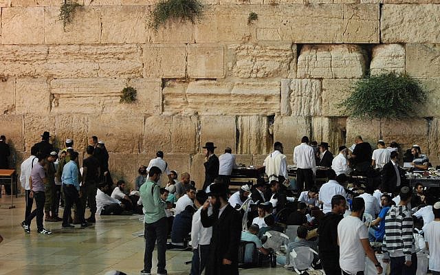 Praying at the Kotel on Tisha B'Av (Source: Wikimedia Commons)