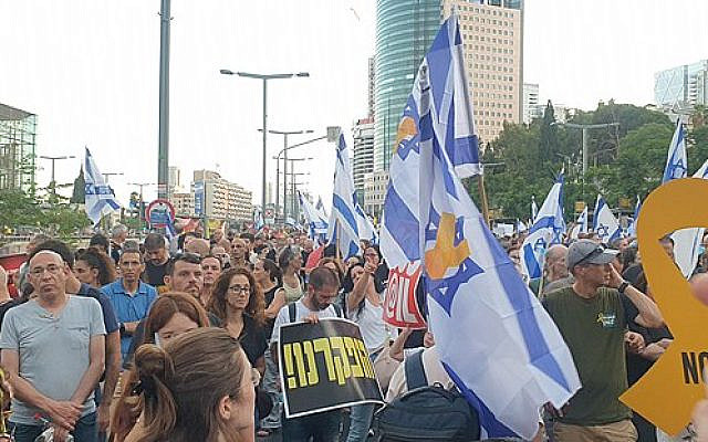 Israelis protest in favor of a hostage/ceasefire deal (Omer Toledano / Wikimedia Commons)