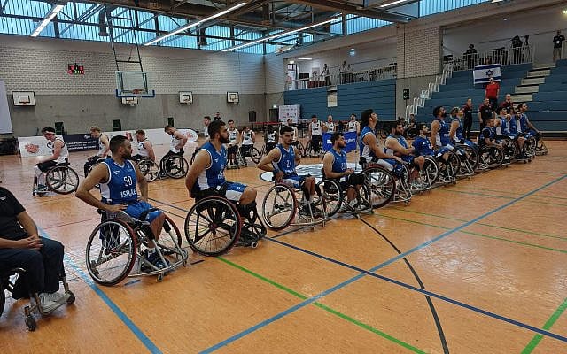 Respect versus rejection: Israel’s squad lines up while GB looks away. Photo Credit: Dror Even Zahav (Dror Even Zahav)