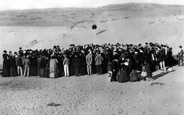 Tel Aviv was founded in 1909 on land purchased from Bedouins, north of the existing city of Jaffa. This photograph shows the auction of the first lots. Public domain. Source: Wikimedia Commons.