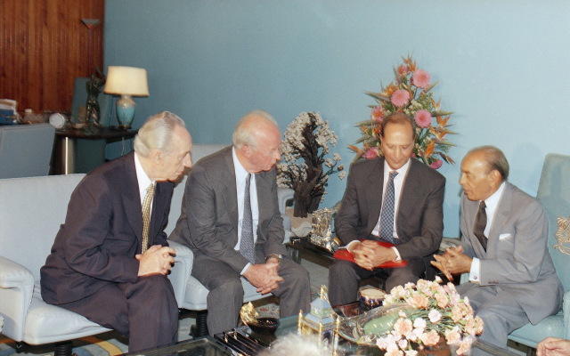 King Hassan II of Morocco, right, confers with Israeli Prime Minister Yitzhak Rabin, second from left, and Foreign Minister Shimon Peres, left , at the Skhirat Royal Palace in Rabat, Morocco, September 14, 1993. (AP Photo/Nati Harnik)