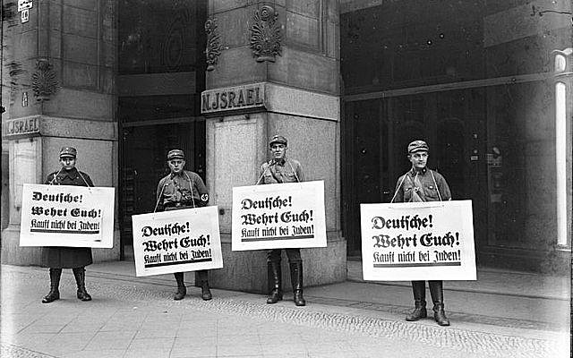 Nationalsozialistische Boykott-Posten vor dem Warenhaus Israel in Berlin. (unknown author, Licence CC-BY-SA 3.0 / Bundesarchiv, Bild 102-14469) Nationalsozialistische Boykott-Posten vor dem Warenhaus Israel in Berlin. (unknown author, Licence CC-BY-SA 3.0 / Bundesarchiv, Bild 102-14469)