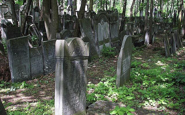 Illustrative. Graves at the Okopowa Street Jewish Cemetery in Warsaw, Poland, in 2007. (Håkan Henriksson, Wikimedia Commons)