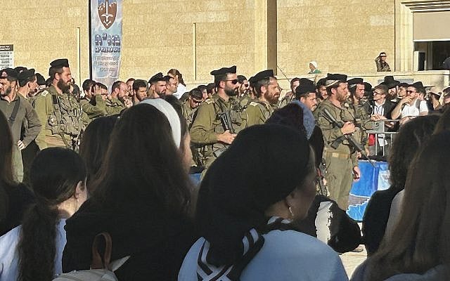 Soldiers in the Haredi Hashmonaim Brigade complete their beret march at the Western Wall in Jerusalem's Old City.  October 30, 2025 (Adam Ferziger)