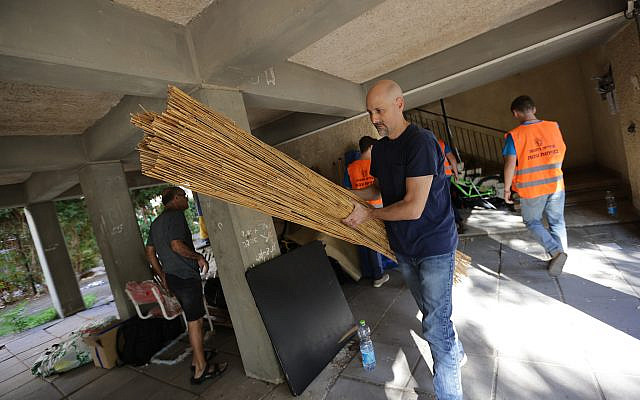 Preparing a public shelter for use in Rehovot alongside volunteers from JFEDLA funded partner Osim Shechuna.